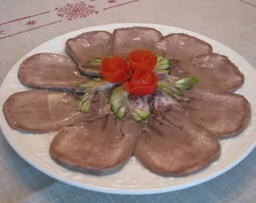 Как приготовить заливной говяжий язык на праздничный стол