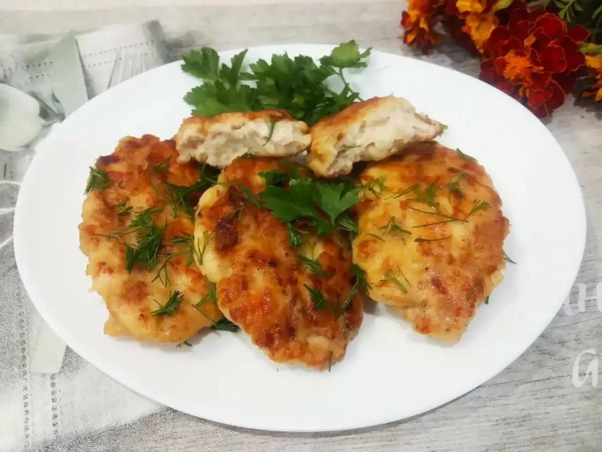 Котлеты из куриного филе с манкой и жареным луком