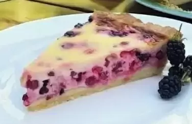 Как приготовить заливной пирог с ягодами и сметаной