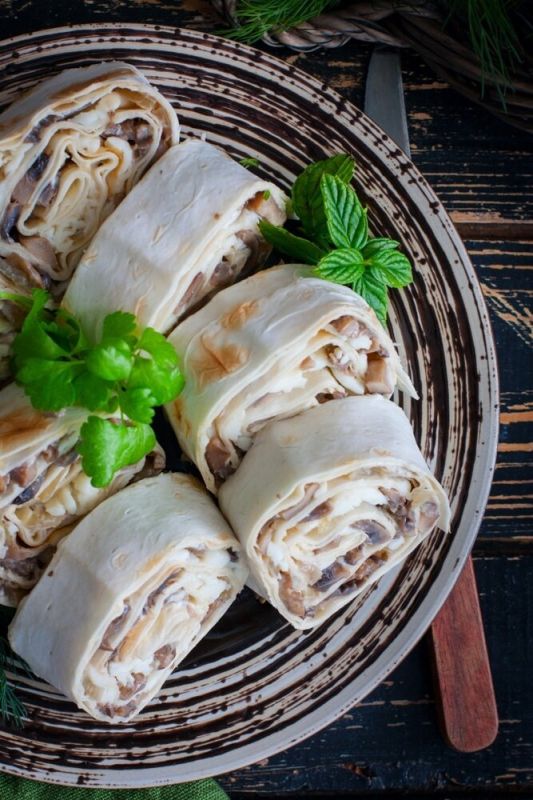 Необычный рулет с грибами и яйцом: простой рецепт для ваших вечеров