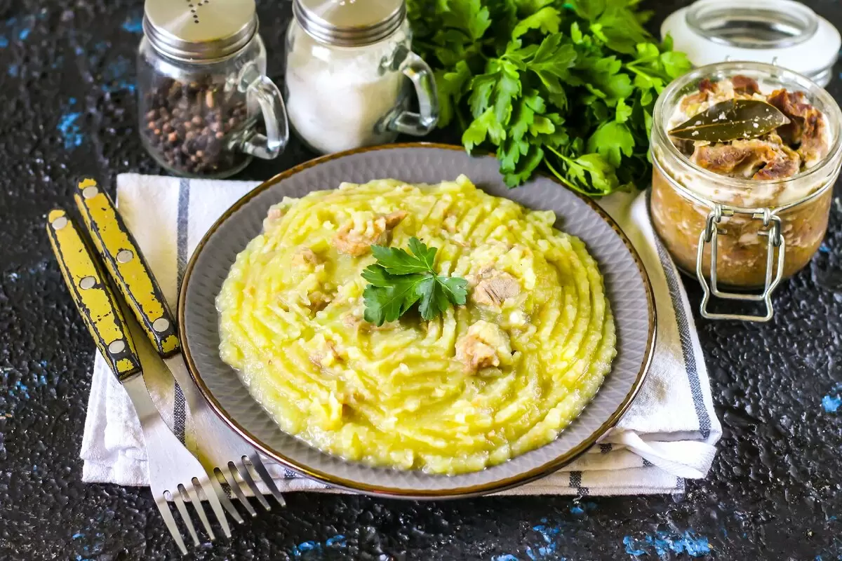 Сытное картофельное пюре с тушенкой: быстро и просто
