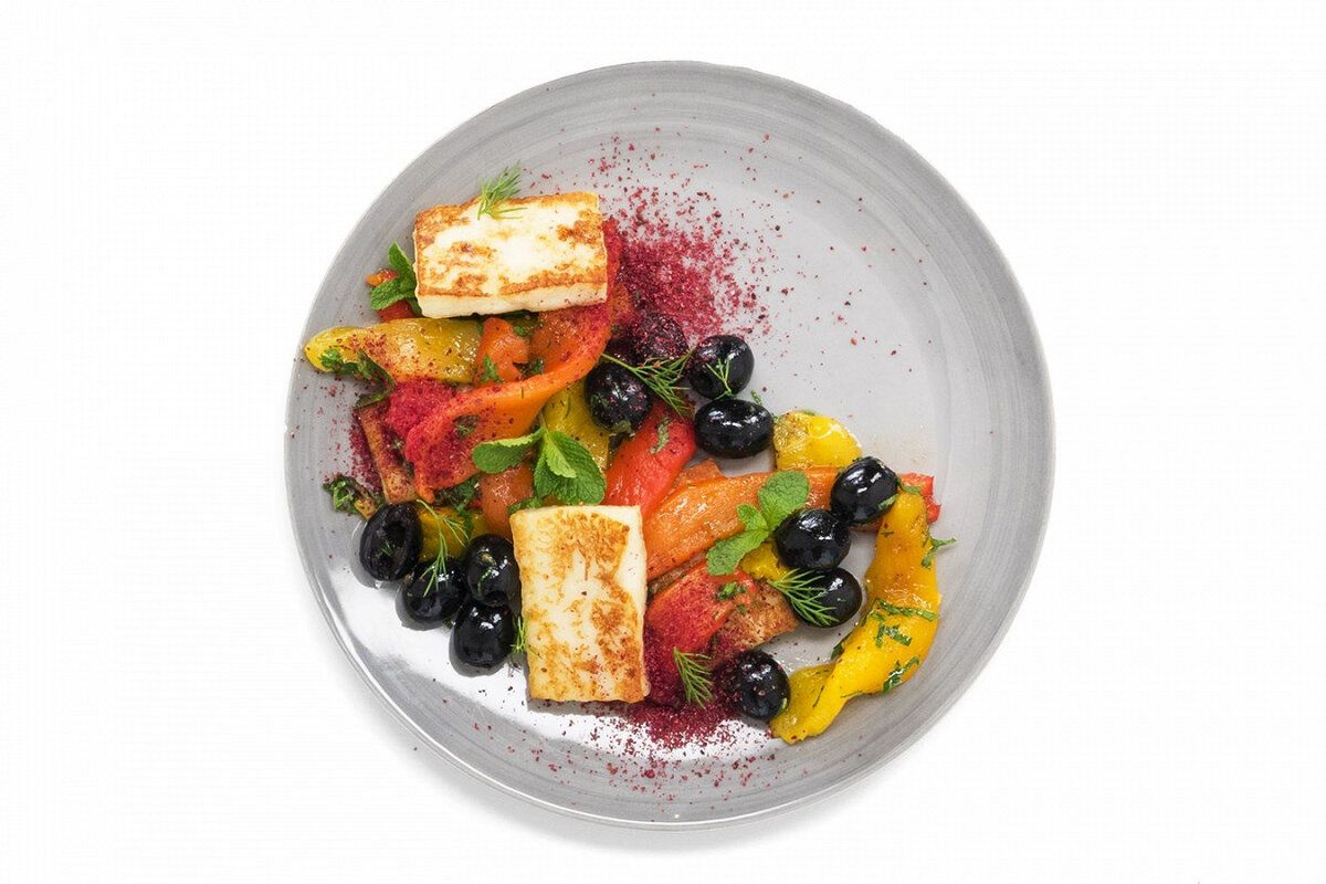 Изумительный салат с жареным халуми и сладким перцем