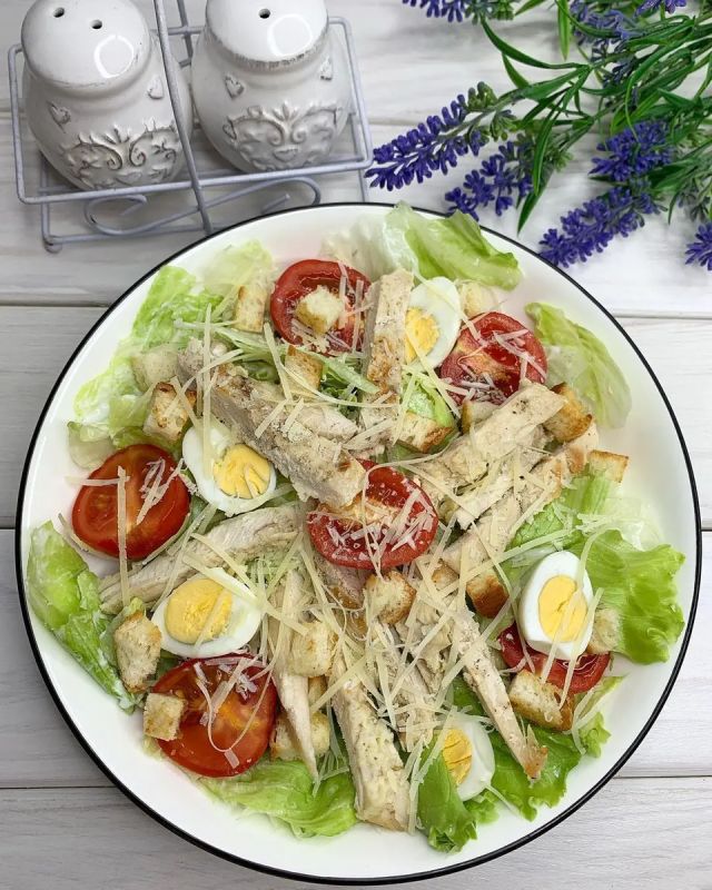 Рецепт салата Цезарь: простой и вкусный вариант для новогоднего стола