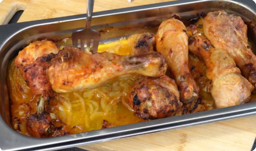 Легкий ужин: запеченные куриные ножки с капустой за минимальное время