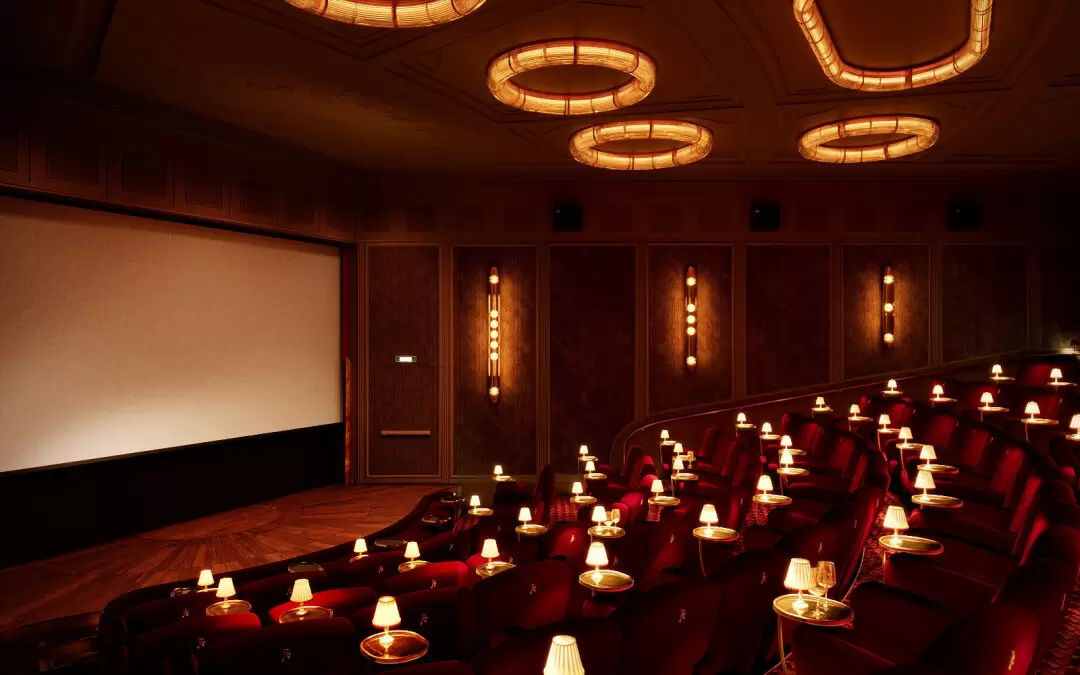 Новый старт: бар-ресторан и кинотеатр на Исаакиевской площади радуют петербуржцев