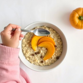 Питательный завтрак для малышей: овсянка с тыквой и яблоком