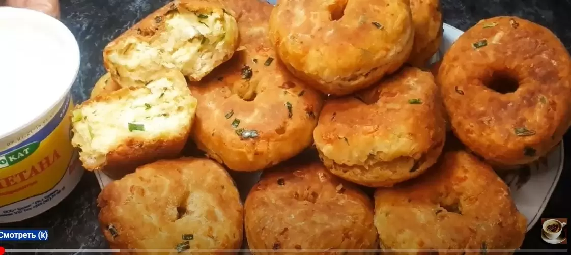 Легкий рецепт: аппетитные пончики за 10 минут с минералкой и сыром
