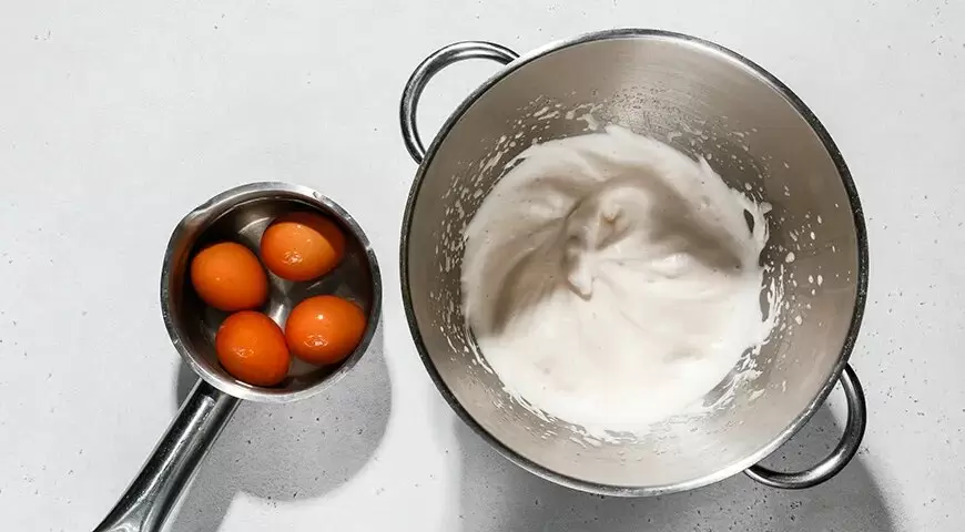 Как приготовить вкуснейший заливной пирог с луком и яйцом на кефире: пошаговый рецепт