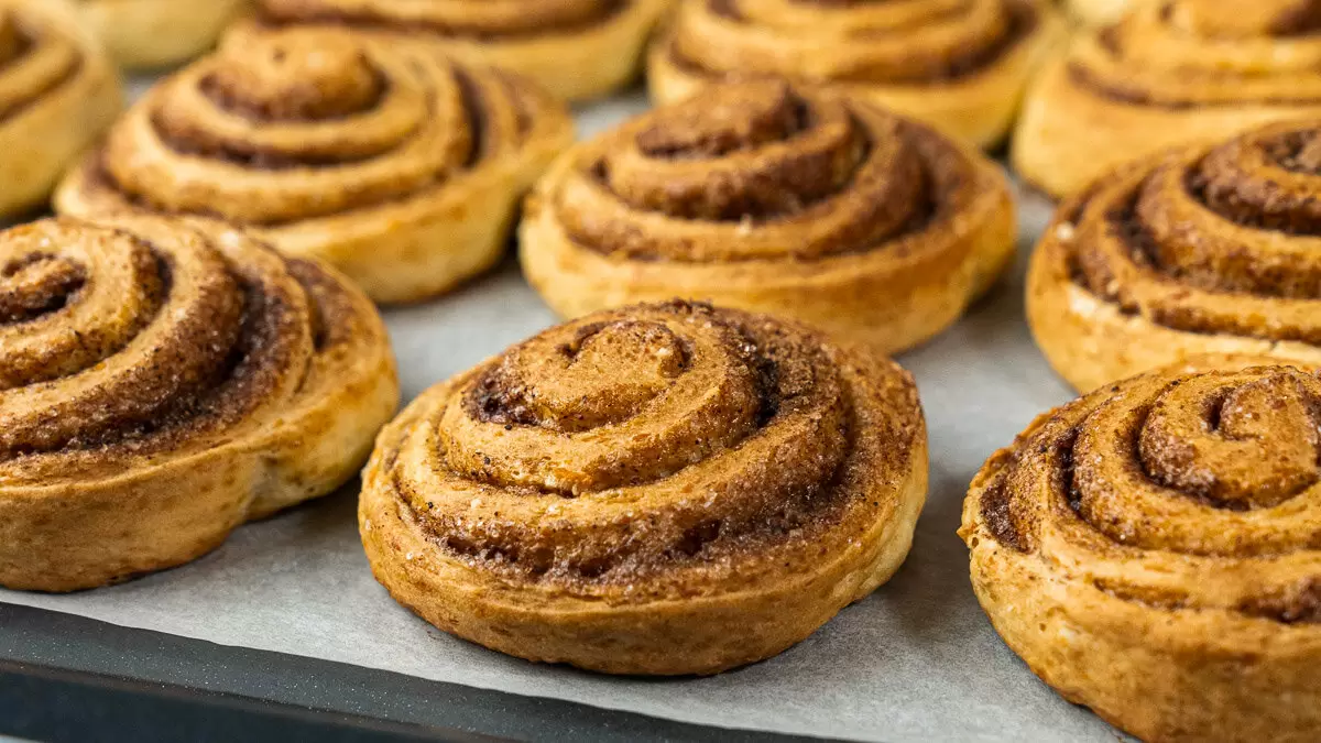 Нежные творожные рулетики с корицей: идеальная выпечка к чаю