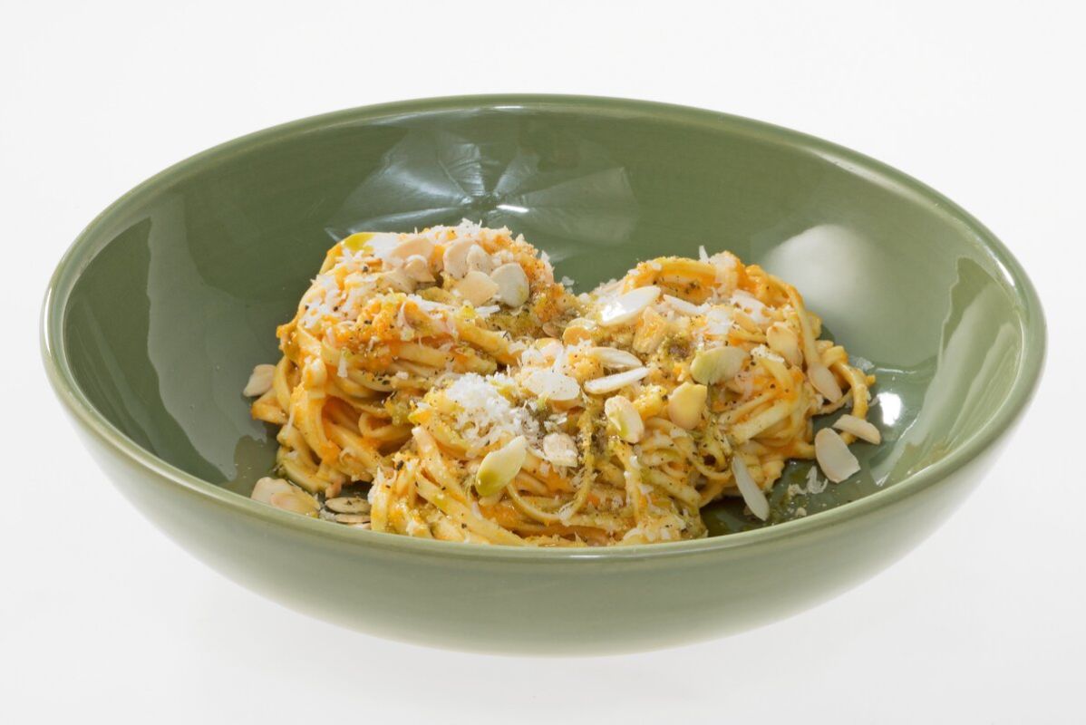 Вкусная яичная лапша с тыквой и миндалем: простой рецепт