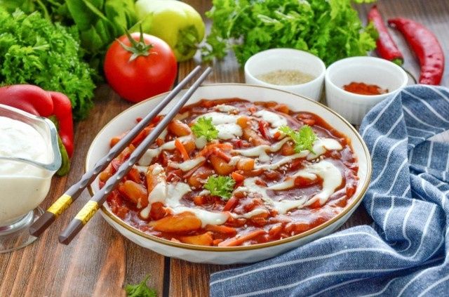 Острые рисовые токпокки с томатным и сырным соусами для любителей экстрима на тарелке
