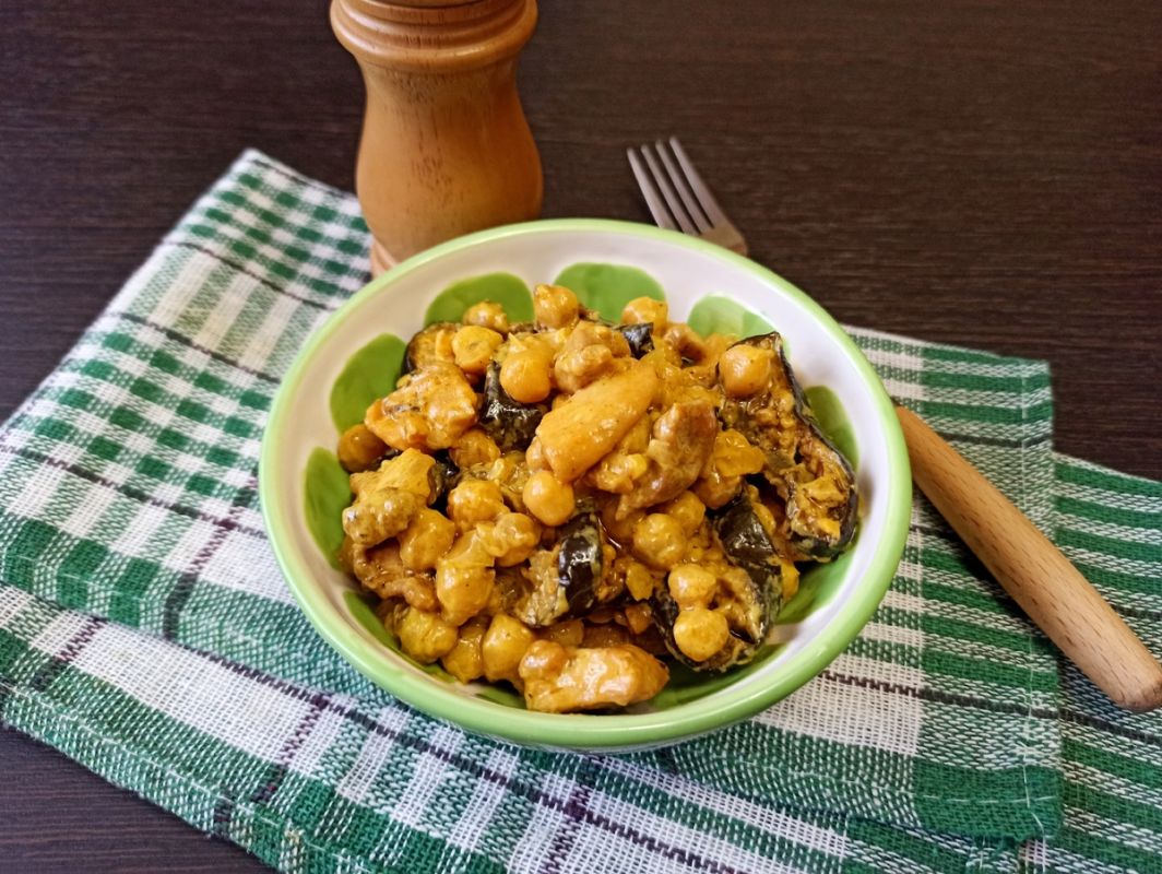 Необычное сочетание: куриное рагу с нутом и баклажаном, которое удивит вкусовые рецепторы