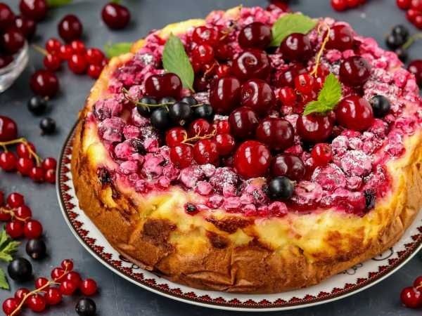 Летний вкус: двухслойный пирог с творожной начинкой и ягодами