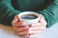 Как сохранить белизну зубов, наслаждаясь любимым кофе